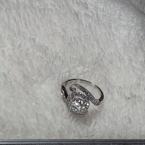 Stunning Silver Ring with Brilliant Gemstone